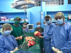 Drs Sim Chiang Khi, Tan Chong Tien, Lo Wai Kit, Seow Lay Tin, and Matron Nancy Low removing a giant kidney tumor