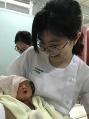 Siam Med Univ Extern Bai Toey doing a newborn check